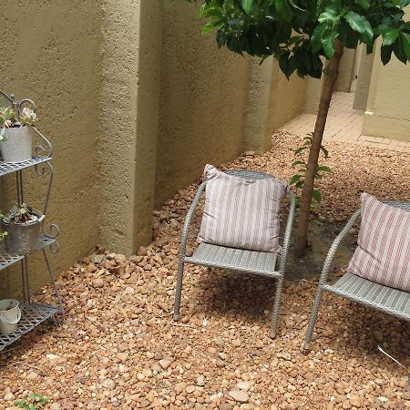 Beautiful Studio! Modern, Secure,Comfy Stay In Windhoek Golf Estate Kültér fotó