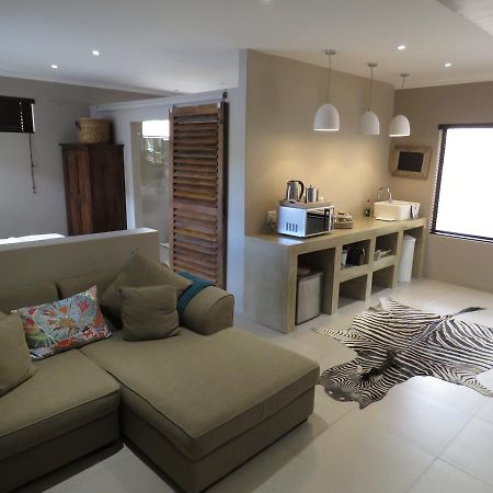 Beautiful Studio! Modern, Secure,Comfy Stay In Windhoek Golf Estate Kültér fotó