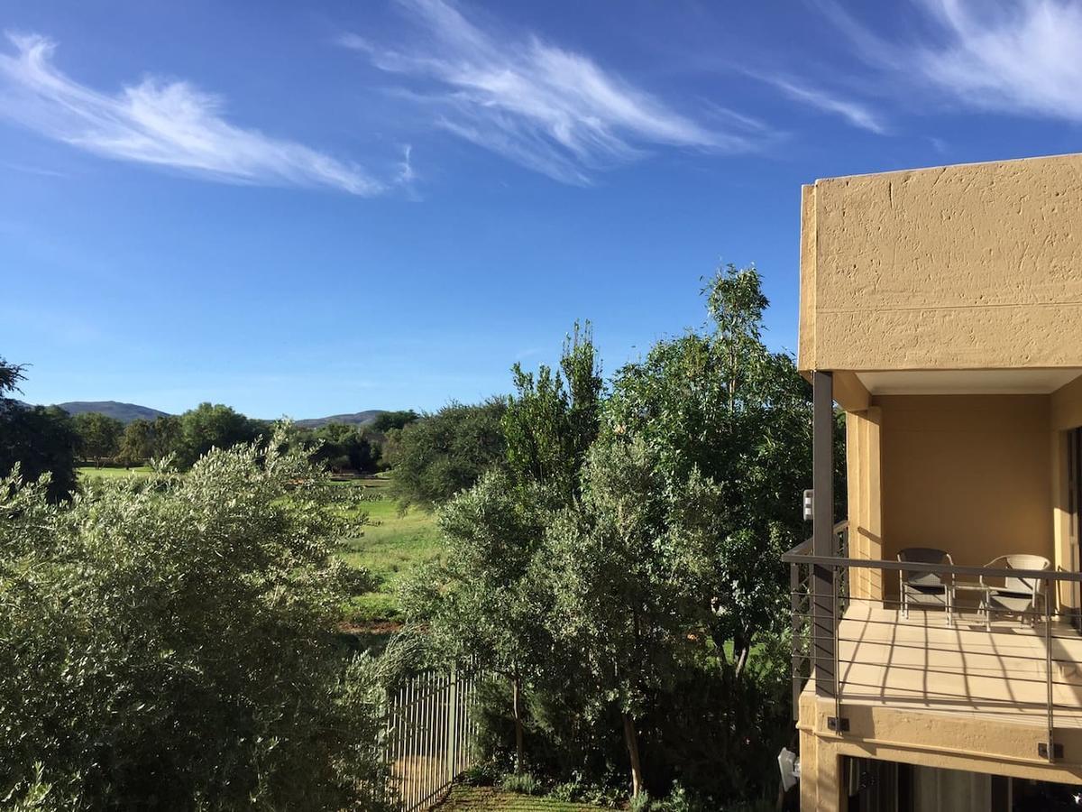 Beautiful Studio! Modern, Secure,Comfy Stay In Windhoek Golf Estate Kültér fotó