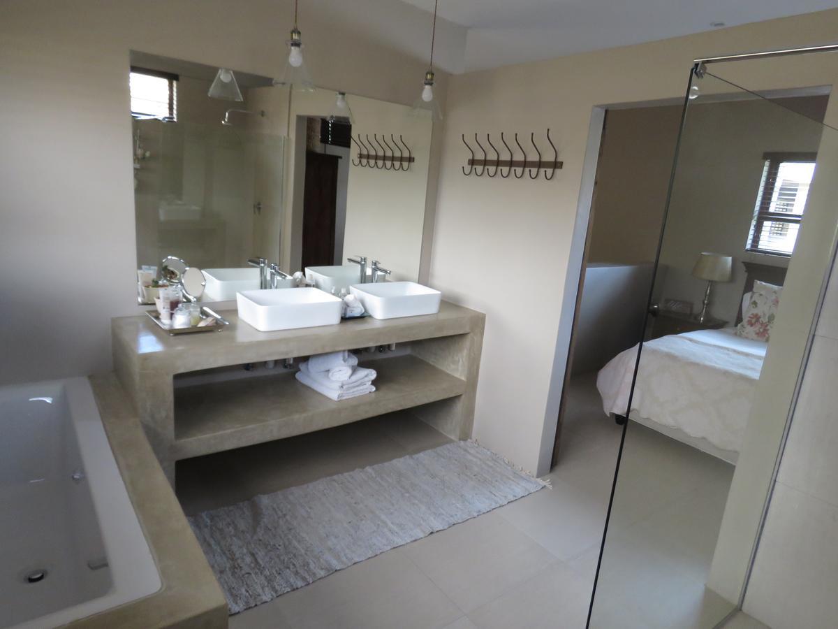 Beautiful Studio! Modern, Secure,Comfy Stay In Windhoek Golf Estate Kültér fotó