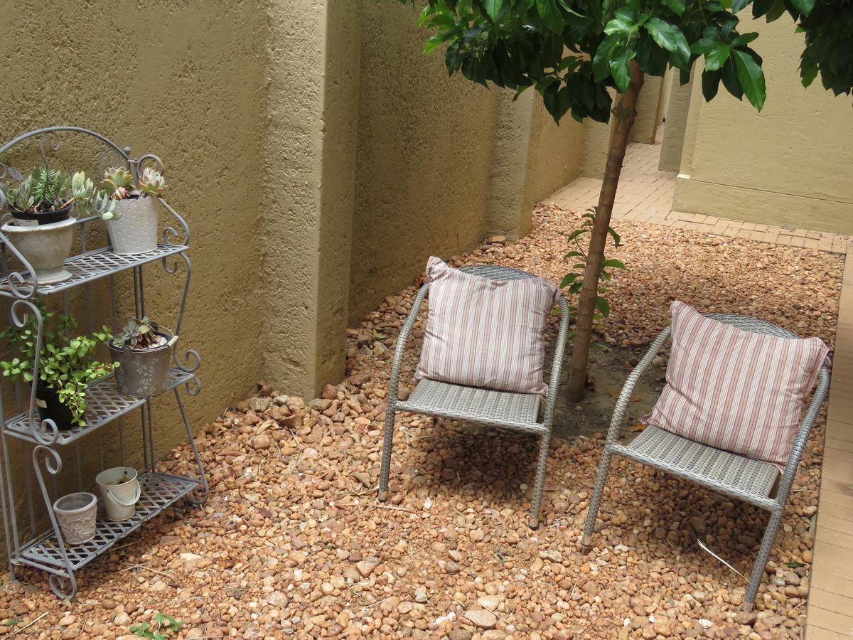 Beautiful Studio! Modern, Secure,Comfy Stay In Windhoek Golf Estate Kültér fotó