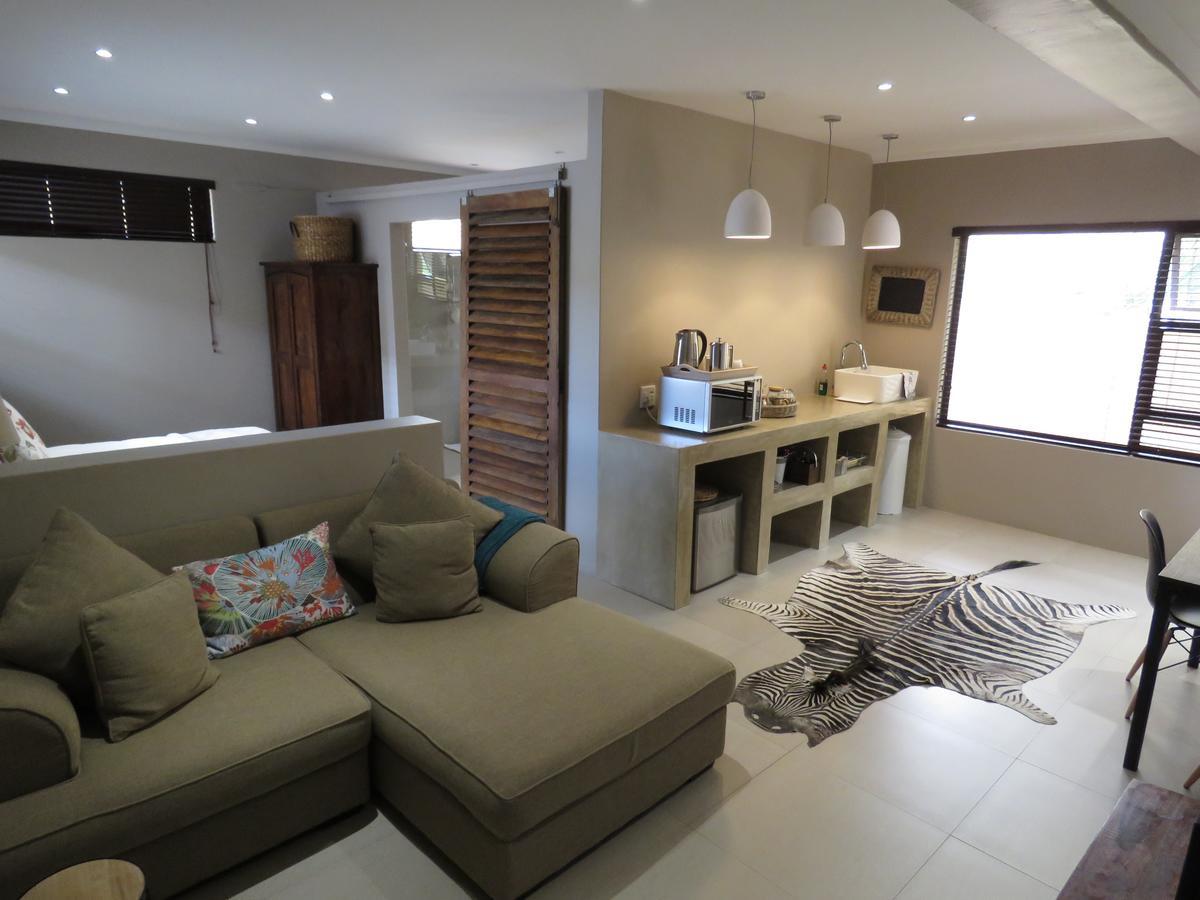 Beautiful Studio! Modern, Secure,Comfy Stay In Windhoek Golf Estate Kültér fotó